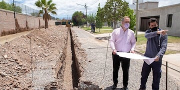 El intendente Matías Stevanato, visitó las obras de recolección de afluentes cloacales que beneficiarán a más de 25.000 maipucinos. Gentileza MM