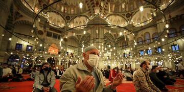 Los musulmanes ofrecen oraciones durante el primer día de eid al-fitr una celebración generalmente alegre de tres días que se ha atenuado significativamente a medida que aumentan los casos de coronavirus. (Foto AP / Emrah Gurel)