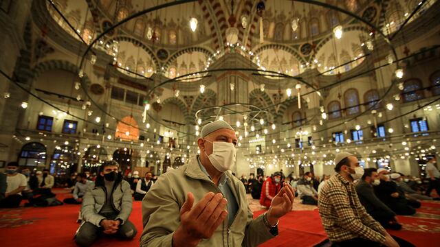 Los musulmanes ofrecen oraciones durante el primer día de eid al-fitr una celebración generalmente alegre de tres días que se ha atenuado significativamente a medida que aumentan los casos de coronavirus. (Foto AP / Emrah Gurel)