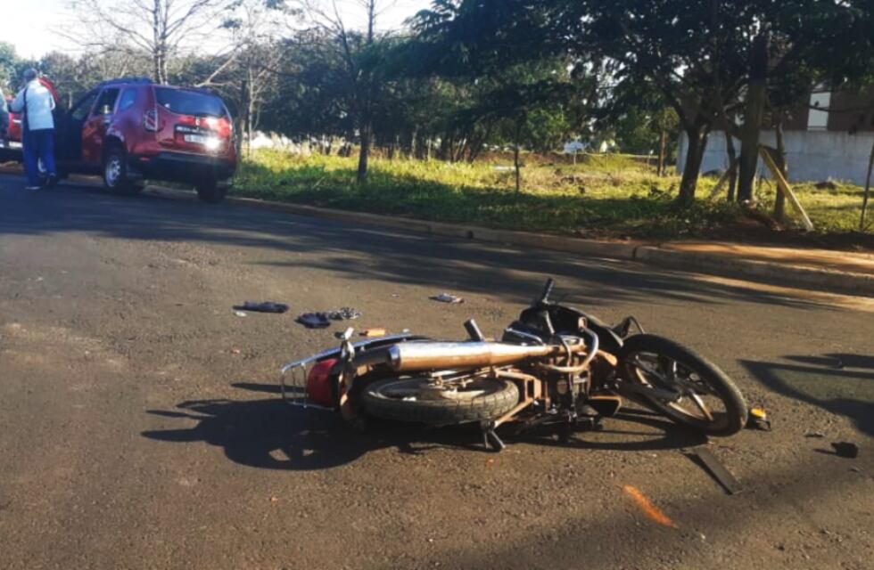 Accidente vial en la ciudad de Posadas: un motociclista lesionado