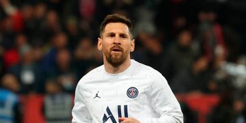 Entre silbidos y abucheos, Lionel Messi estaría buscando volver al Barcelona.