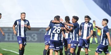 Todos abrazan a Carlos Auzqui, delantero de Talleres. (José Gabriel Hernández)
