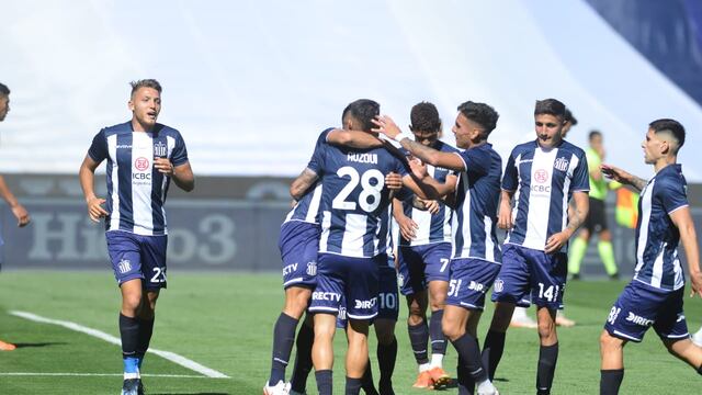 Todos abrazan a Carlos Auzqui, delantero de Talleres. (José Gabriel Hernández)