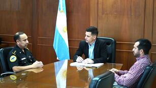 El jefe de la División Unidad Operativa de la Policía Federal de Rafaela, Comisario Eduardo Fabián Quiróz junto al intendente Leonardo Viotti y el secretario de Prevención en Seguridad Juan Manuel Martínez Saliba