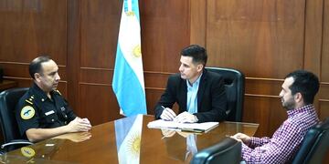 El jefe de la División Unidad Operativa de la Policía Federal de Rafaela, Comisario Eduardo Fabián Quiróz junto al intendente Leonardo Viotti y el secretario de Prevención en Seguridad Juan Manuel Martínez Saliba