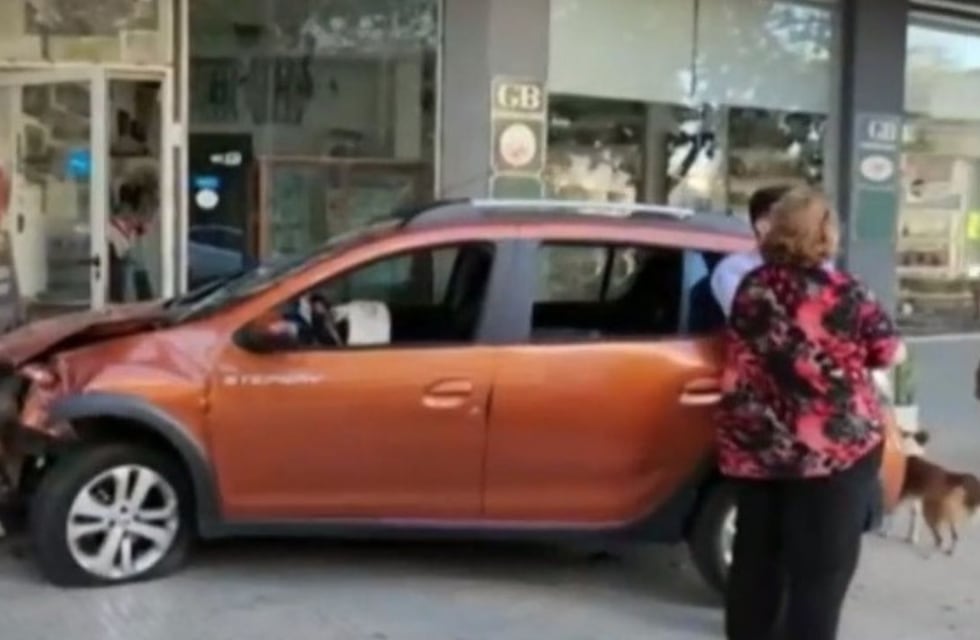 Córdoba de película: una camioneta chocó contra un auto, intentó escapar y se incrustó en un negocio