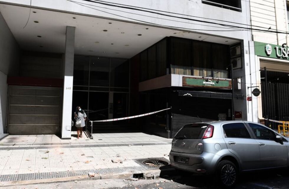 Hacían fila para hisoparse en el Centro porteño y les cayó mampostería de un edificio