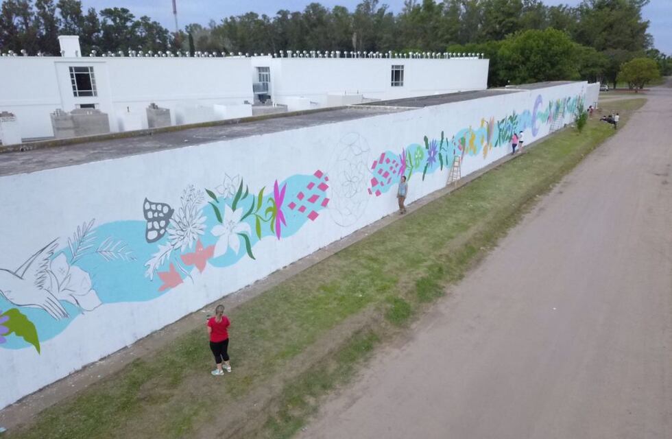 Artistas de Arroyito invitan a vecinos a pintar un mural ubicado al costado del Cementerio