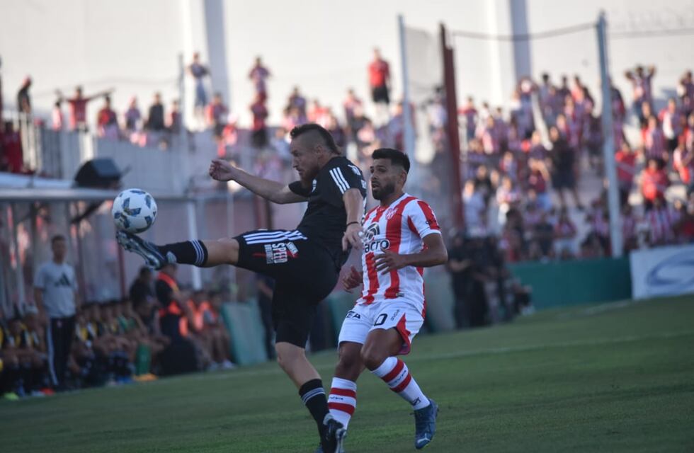 Instituto debutó con empate ante Riestra; jugó todo el segundo tiempo con uno menos
