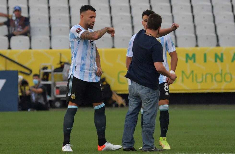 Impactante video: el agente de Anvisa habría ingresado al campo de juego con un arma