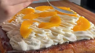 Cómo hacer una torta de duraznos fresca y súper cremosa: la receta con solo 7 ingredientes ideal para el verano