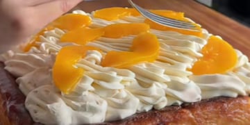Cómo hacer una torta de duraznos fresca y súper cremosa: la receta con solo 7 ingredientes ideal para el verano