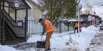 En virtud de las tareas de limpieza de nieve, personal de Atención al Vecino y de Participación Comunitaria mantienen un diálogo permanente con los vecinos.