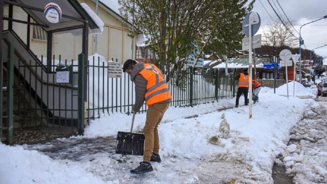 En virtud de las tareas de limpieza de nieve, personal de Atención al Vecino y de Participación Comunitaria mantienen un diálogo permanente con los vecinos.