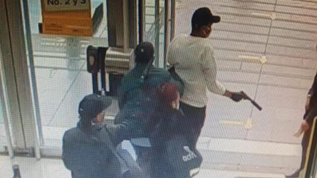 Una de las primeras imágenes del robo a la joyería. (Foto: Twitter)