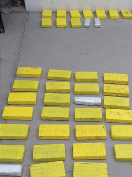 Parte de los "ladrillos" de cocaína que los gendarmes extrajeron del doble piso abierto en el Nissan Sentra propiedad de Laura Betancur Calapiña.