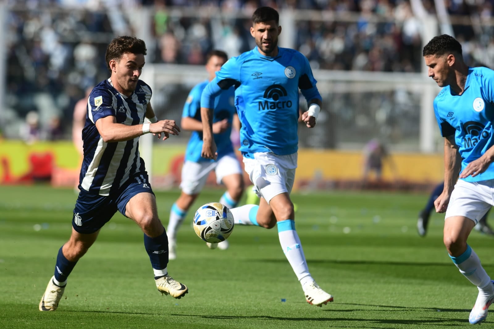 Talleres ante Belgrano, por la fecha 11 del Torneo Clausura. (Ramiro Pereyra / La Voz).