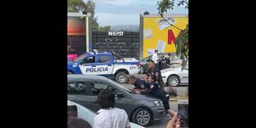 Policía. Un joven arrastró a dos uniformados en el capot de su automóvil. Ocurrió en el Cerro de las Rosas. (Captura de video)