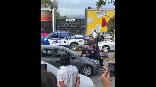 Policía. Un joven arrastró a dos uniformados en el capot de su automóvil. Ocurrió en el Cerro de las Rosas. (Captura de video)
