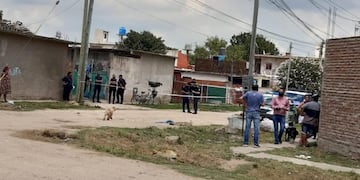 El cadáver fue encontrado tirado boca arriba y sin signos vitales.