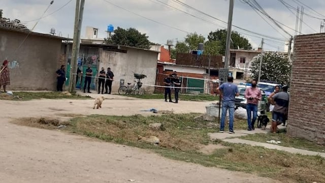 El cadáver fue encontrado tirado boca arriba y sin signos vitales.