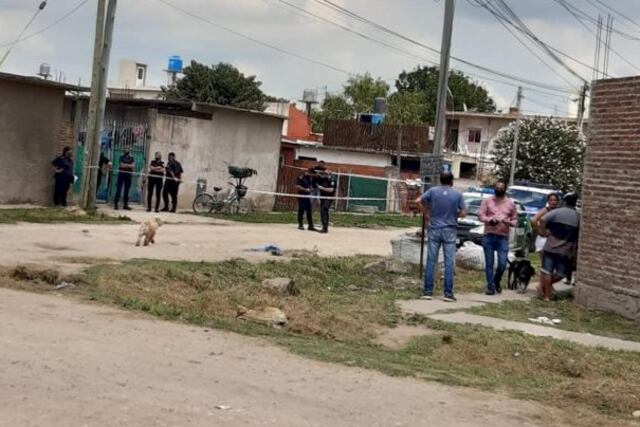 El cadáver fue encontrado tirado boca arriba y sin signos vitales.