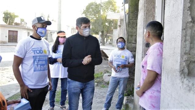 El dirigente justicialista Martín Llamas, candidato a concejal de San Salvador de Jujuy, en campaña.