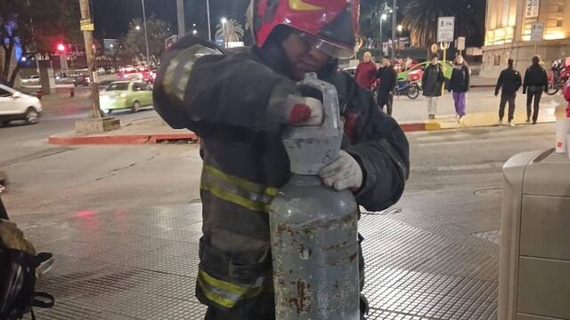 Bomberos acudieron a un local de McDonald's por una fuga de dióxido de carbono en un tubo (Foto: Policía).