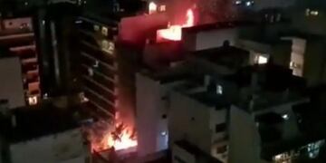 Las imágenes de las llamas que salían del departamento donde estaban Felipe Pettinato y el nerólogo que falleció, Melchor Rodrigo. Foto: Los Andes.