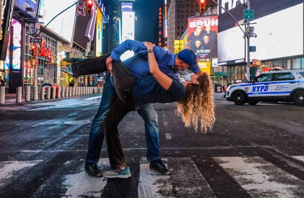 Relaciones libres de Covid: cuáles son las posiciones del “Coronasutra”