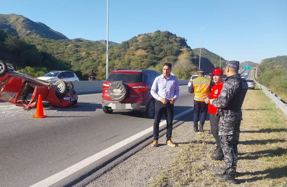 Villa Carlos Paz: Perdió el control de su auto en Variante Costa Azul, volcó y terminó hospitalizada
