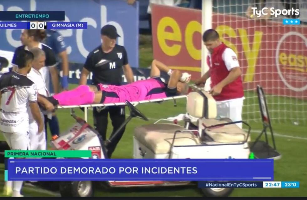 Videos: el ex arquero de Instituto que recibió un proyectil y salió en camilla en Primera Nacional