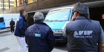El dólar blue volvió a subir y realizaron nuevos allanamientos en “cuevas” del microcentro porteño.