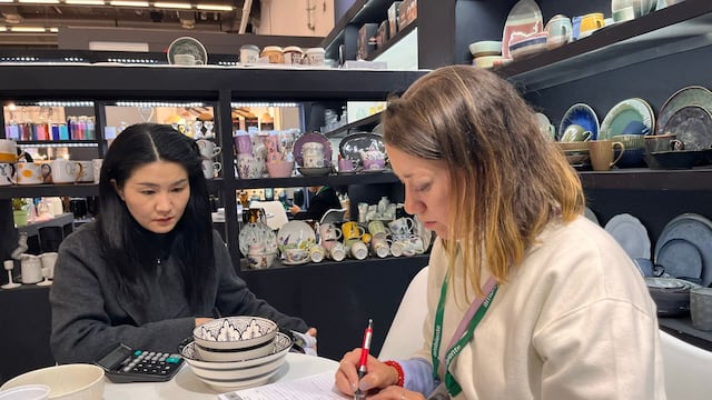 La relación que Gabriela mantiene con proveedores es la parte fundamental de su carrera profesional.