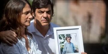 Elena Moreno Vivot y Pablo Lanús junto a un retrato de Santiago. Foto: Rodrigo Nespolo / La Nación.