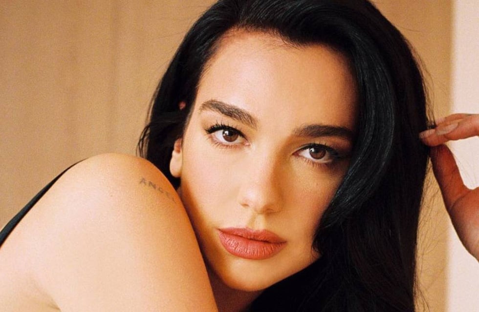 Dua Lipa posó con un body cavado Versace con el que elevó la temperatura en redes sociales