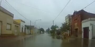 Calles anegadas por la tormenta en Azul