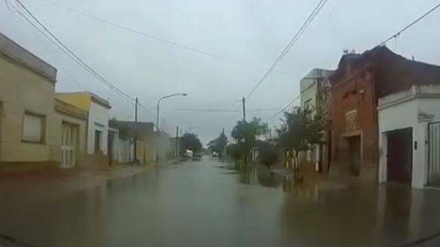 Calles anegadas por la tormenta en Azul