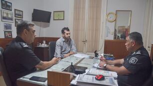 Martinez Saliba junto a los jefes de la Unidad Regional V de Policía