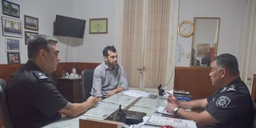 Martinez Saliba junto a los jefes de la Unidad Regional V de Policía