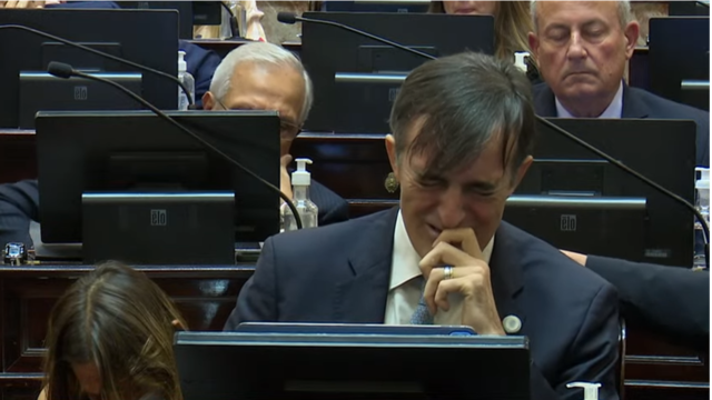 El senador Esteban Bullrich rompió en llanto mientas se escuchaba su discurso de despedida.