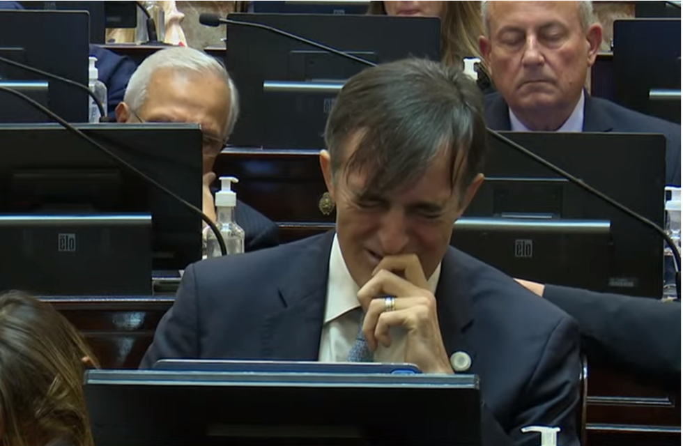 Esteban Bullrich se despidió del Senado entre lágrimas y sus vecinos lo recibieron con mucha emoción