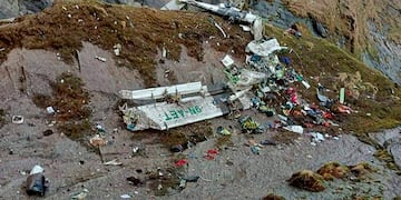 Restos del avión que se estrelló en Nepal. (AP)