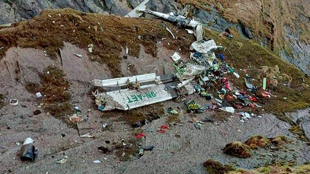 Restos del avión que se estrelló en Nepal. (AP)