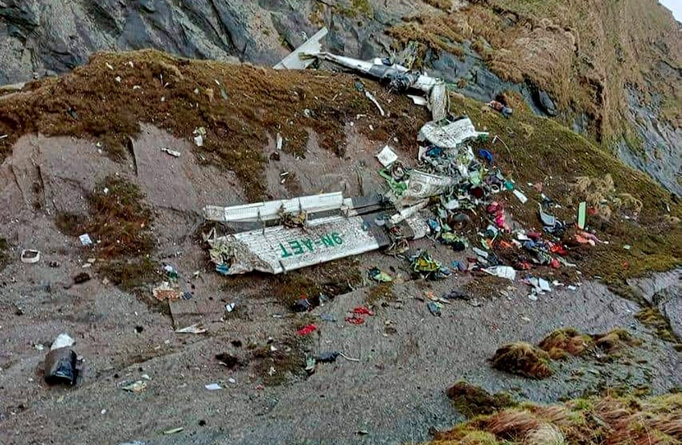 Accidente aéreo en Nepal: hallan 14 muertos en el avión que cayó cerca del Himalaya
