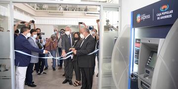 El gobernador Juan Manzur inauguró cajeros automáticos en Concepción