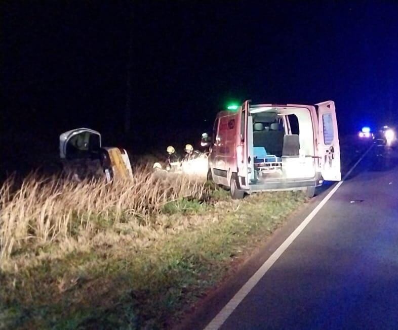 Un muerto tras un choque entre un auto y una camioneta entre las localidades de Santa Eufemia y La Carlota.