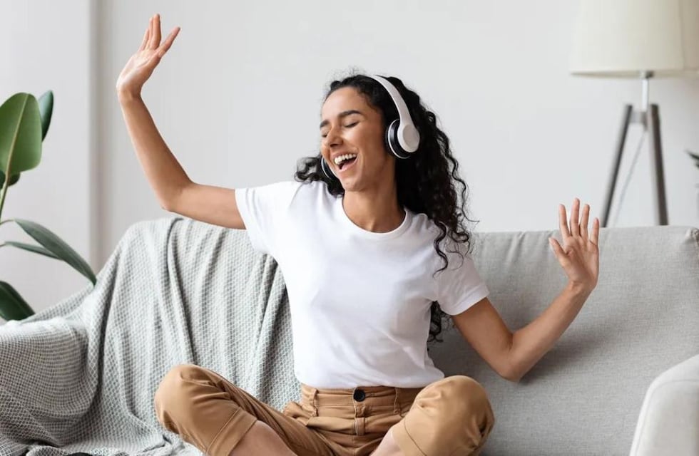 Qué problemas genera el uso prolongado de auriculares, según los expertos