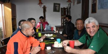 Los vecinos que deseen ayudar a una persona en situación de calle, pueden llamar a la línea 105.