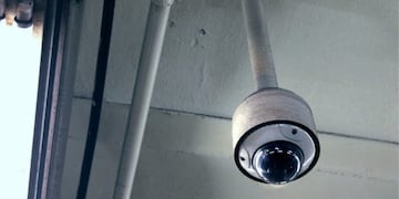 Alquiló un departamento y descubrió que el propietario la grababa en secreto: “Justo arriba de mi cama”.